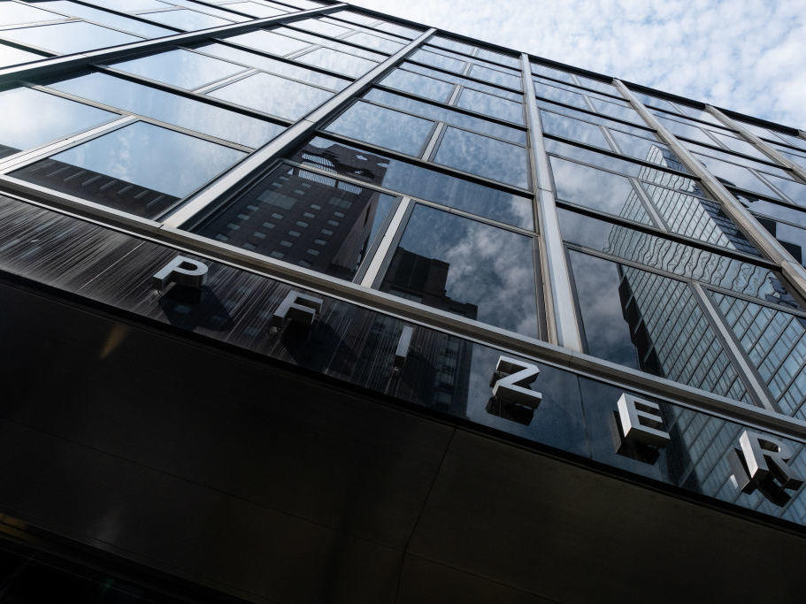 The agreement also would allow the federal government to acquire an additional 500 million doses of the Pfizer vaccine.