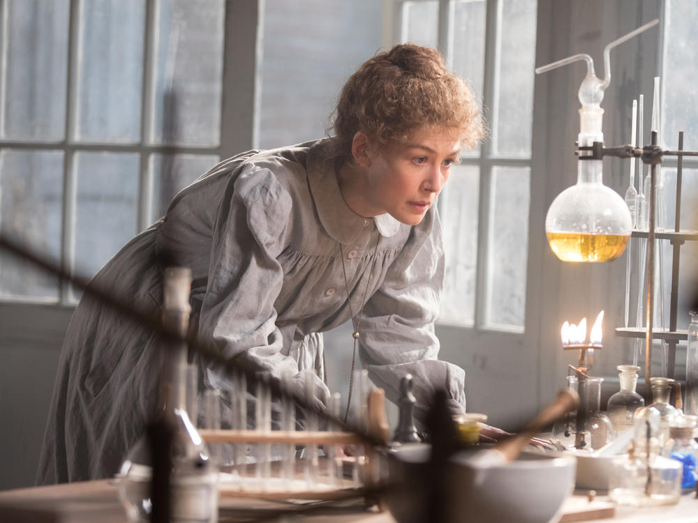 Rosamund Pike plays Marie Curie in the new Amazon Studios biopic <em>Radioactive.</em>