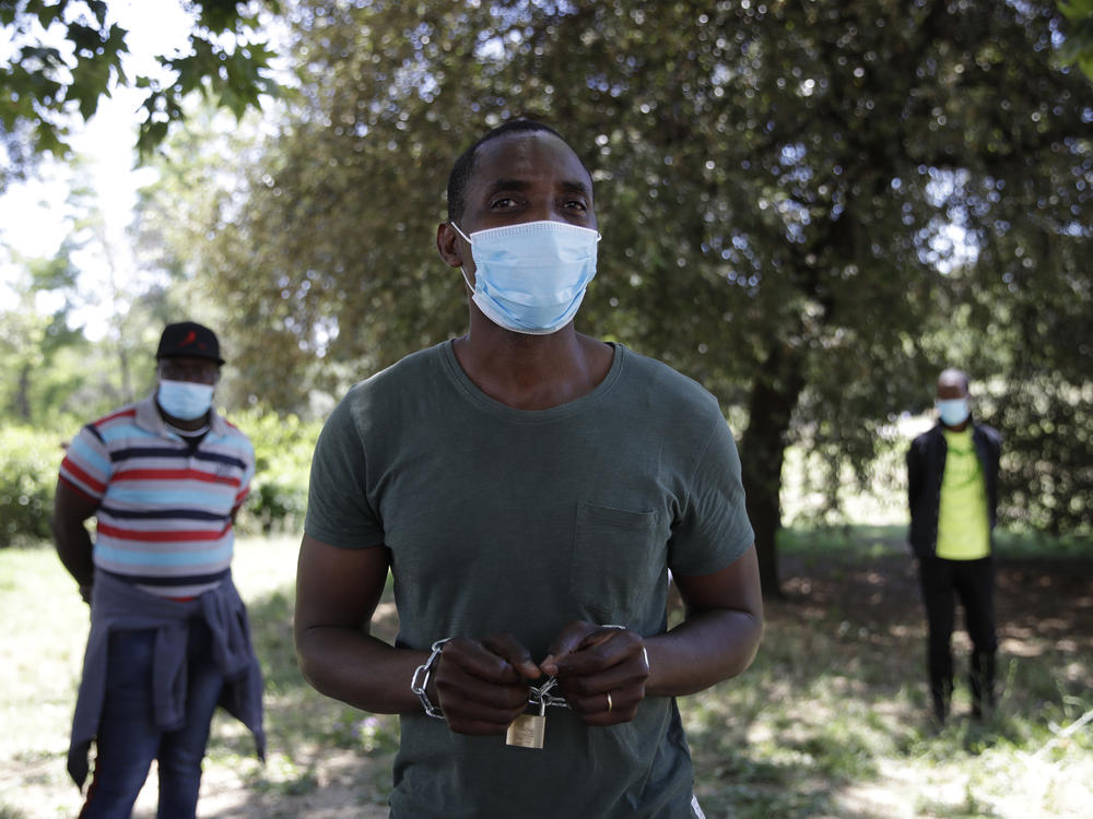 Aboubakar Soumahoro chained himself to a bench during a protest in Rome on June 16. He announced the start of hunger strike to demand the regularization of migrant workers.