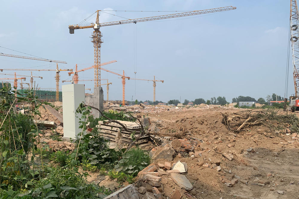 Construction cranes moved into Red Boat Village, despite a Shandong provincial government ban on forcible demolition in late June.