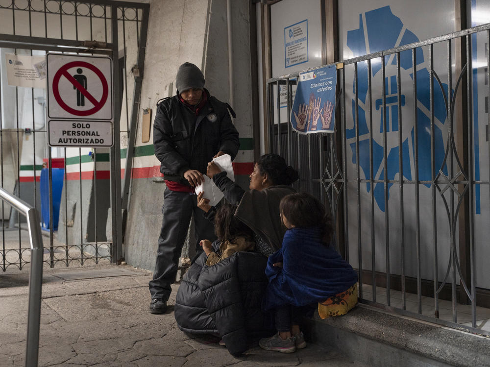 A woman from Guatemala and her two daughters were apprehended upon crossing the U.S.-Mexico border between El Paso and Ciudad Juárez and were immediately expelled back to Mexico in the early hours of April 2 at the Paso del Norte International Bridge.