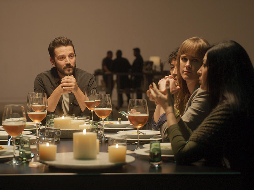 Scientists, artists, thinkers, activists and journalists gather for meals and conservation in an episode of <em>Pan y Circo</em>, hosted by Diego Luna (center).