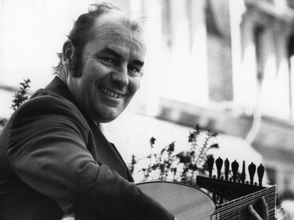 English guitarist and lutenist Julian Bream.