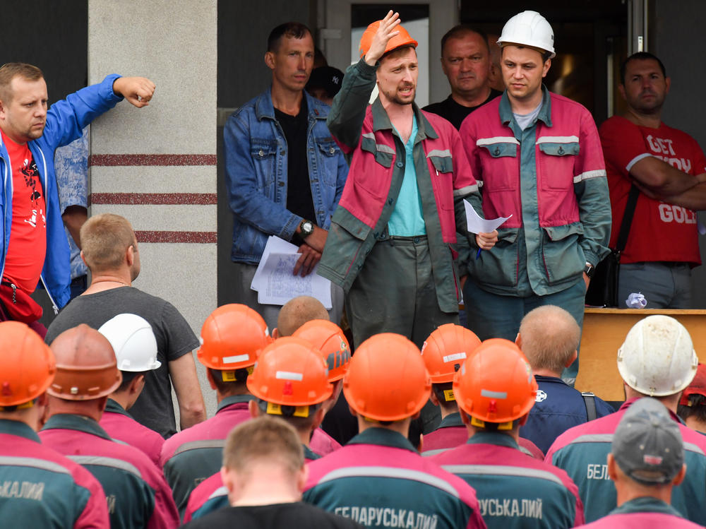 Workers of Belaruskali, Belarus' major producer of potash fertilizers, have gone on strike in support of anti-government protests.