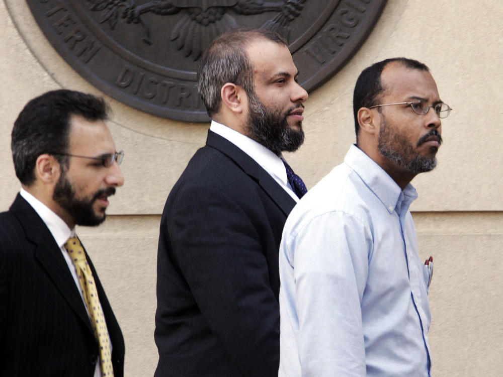 Ali Al-Tamimi (center) walks with two unidentified men as they leave federal court in Alexandria, Va., in April 2005. A federal judge has ordered him released from prison pending the outcome of his appeals, which have been unresolved for more than a decade.