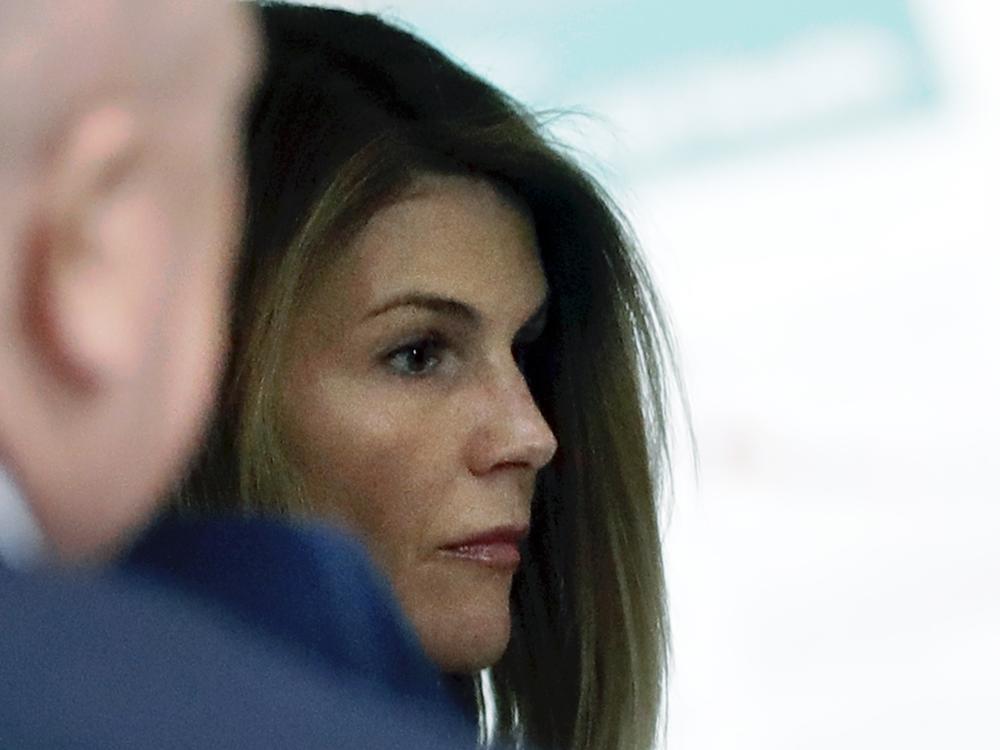 Loughlin enters a federal court hearing in the college admissions bribery case in August 2019 in Boston.