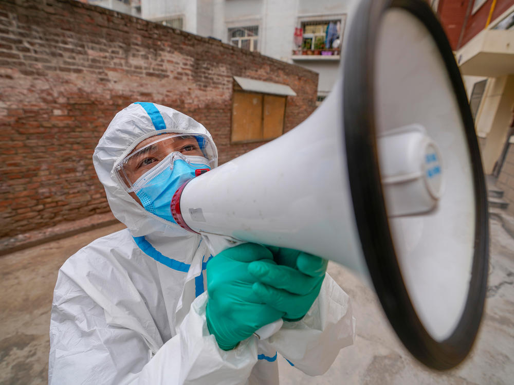 Volunteer Ekebar Emet, a 21-year-old student, publicizes epidemic prevention measures in Urumqi in northwest China's Xinjiang region on Aug. 3. His messaging reaches an estimated 78 households each day.