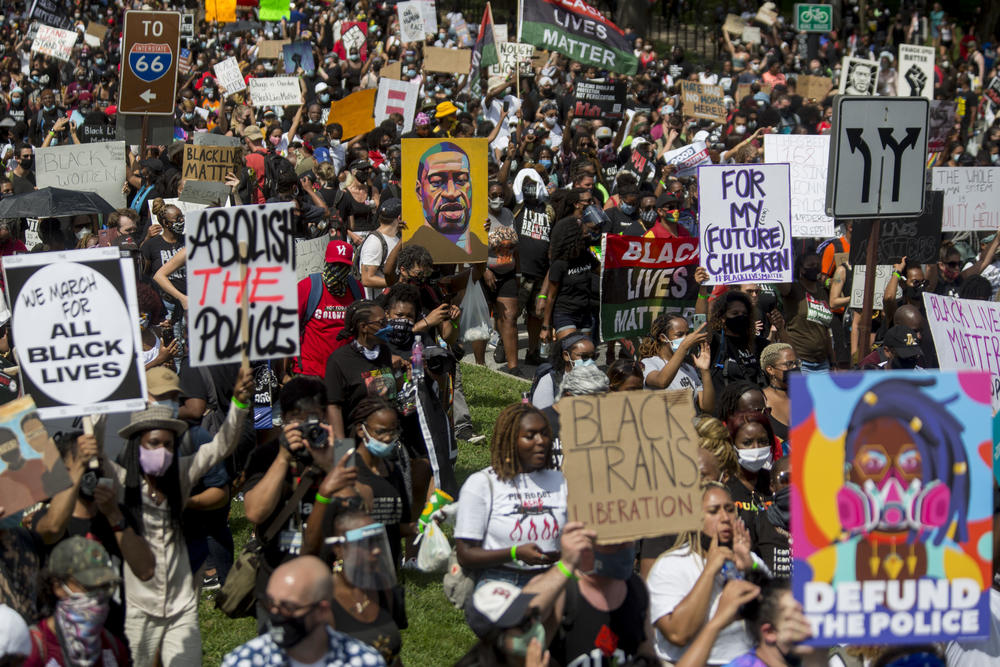 Thousands of people marched from the Lincoln Memorial to the Martin Luther King Jr. monument. .