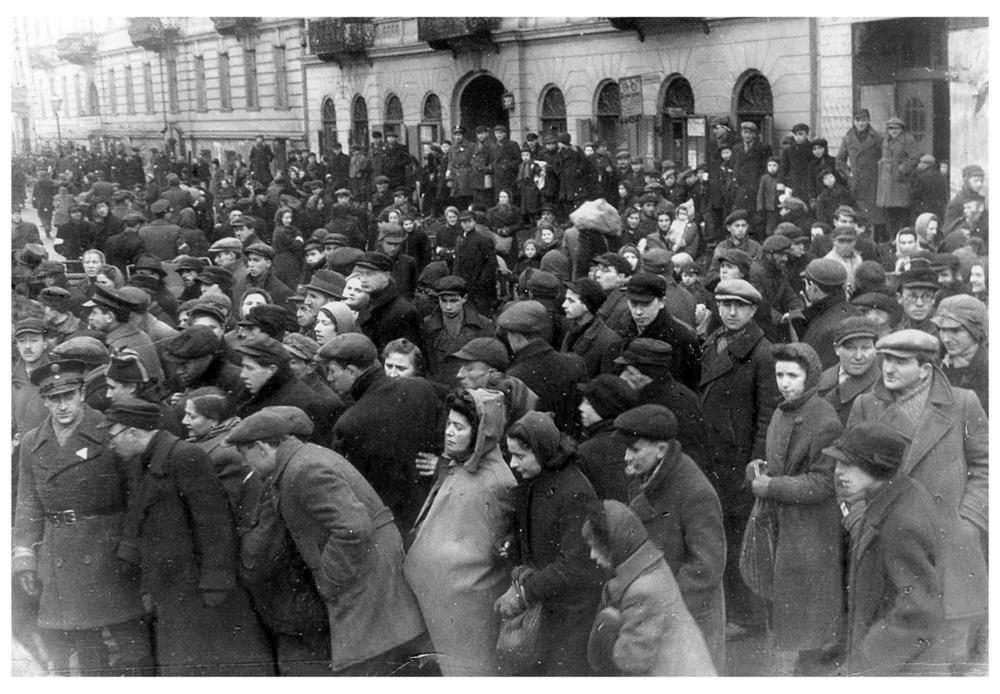 Crowds of Jews in the Warsaw ghetto, Poland, 1942. The crowded conditions were conducive to the spread of typhus, but the number of cases dropped dramatically in the winter of 1941. A new study tries to determine the reasons for this public health success in the most dire of circumstances.