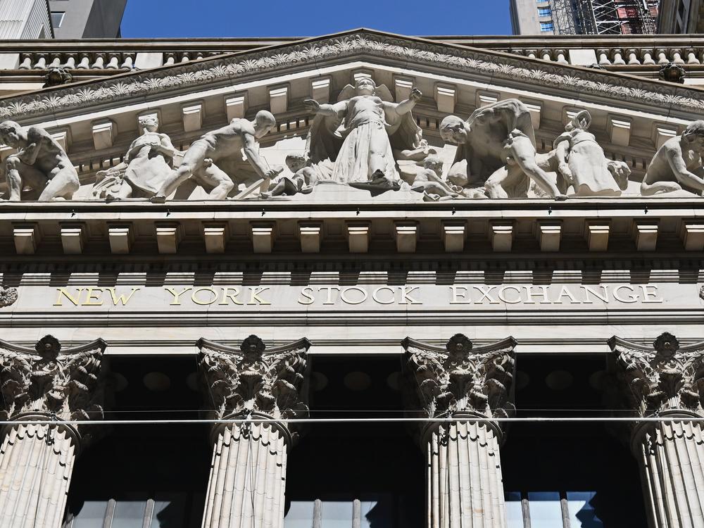 A reversal in high-flying tech stocks sent major indexes sharply lower Thursday.