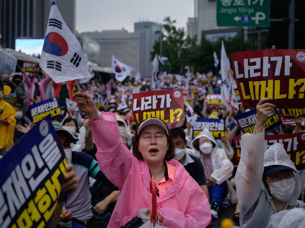 Members of conservative right-wing and Christian groups take part in an anti-government rally in Seoul on Aug. 15.
