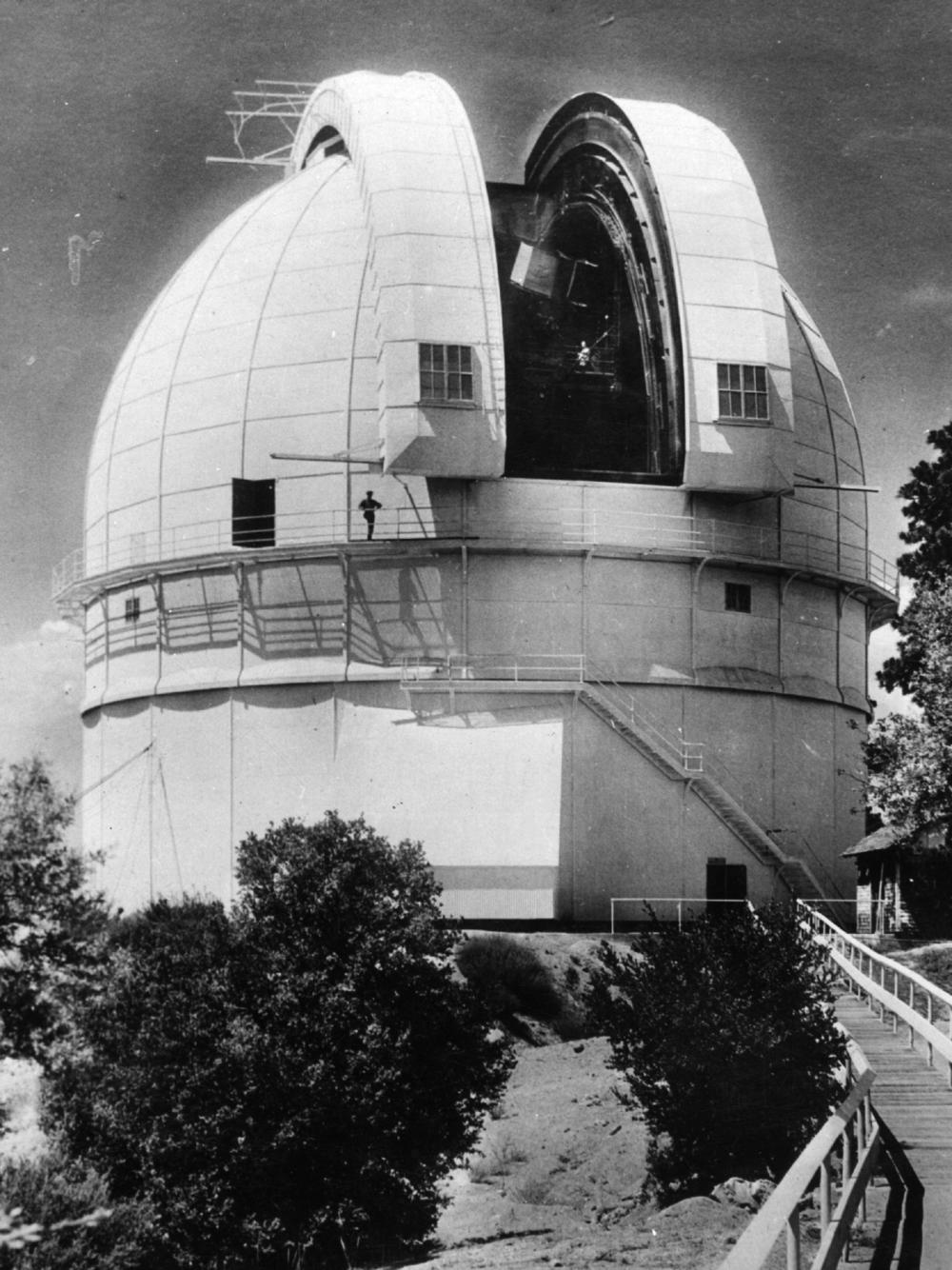 The Hooker telescope dome at the Mount Wilson Observatory, circa 1921.