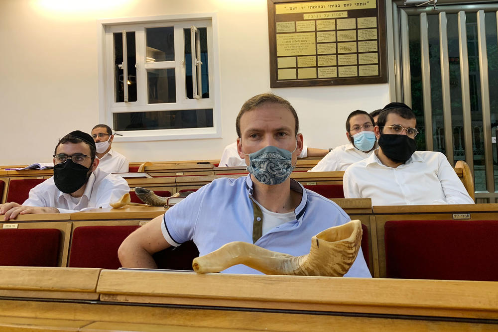 Chaim Braun (center), a diamond dealer, attends the shofar-blowing course.