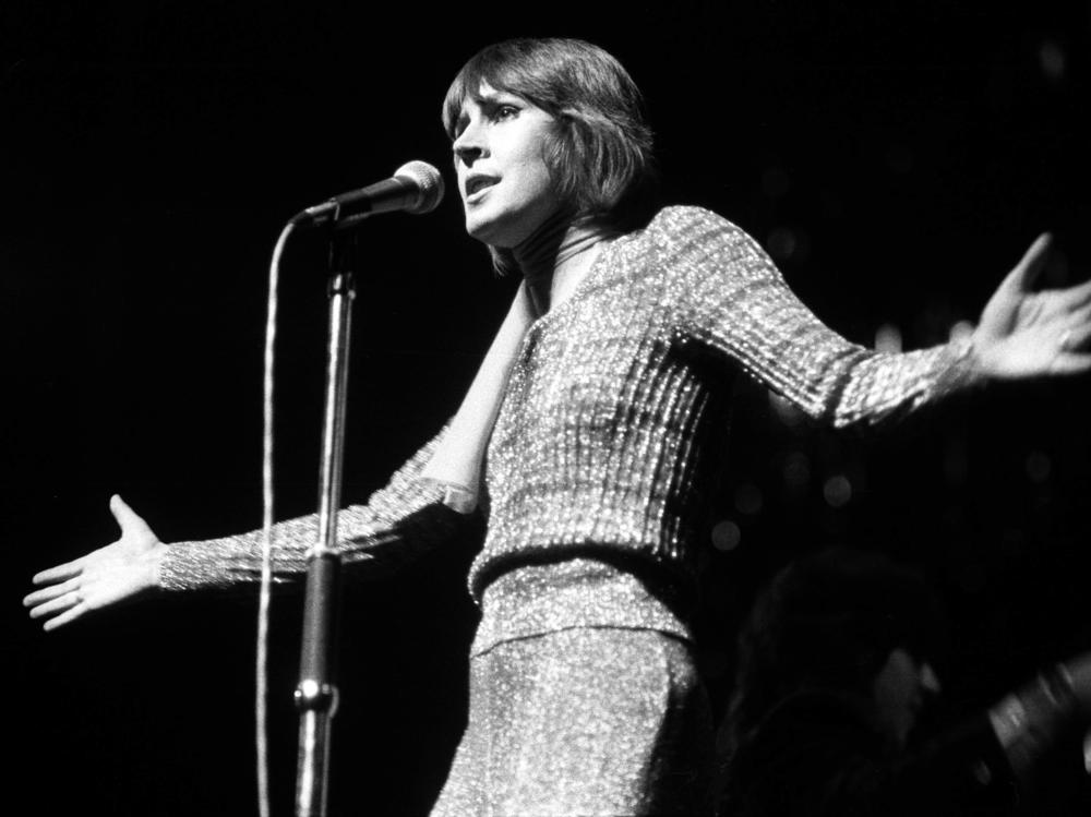 Helen Reddy, performing in London in 1974.