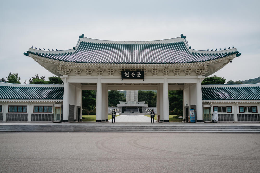Soldiers stand guard at the Memorial Gate in the Seoul National Cemetery the day before the Chuseok holiday last week. The cemetery is only allowing a limited number of visitors due to COVID-19.