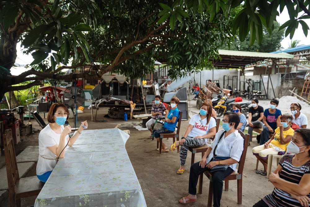 Roman speaks to community members in Samal, Bataan, during a visit to one of their gardens.