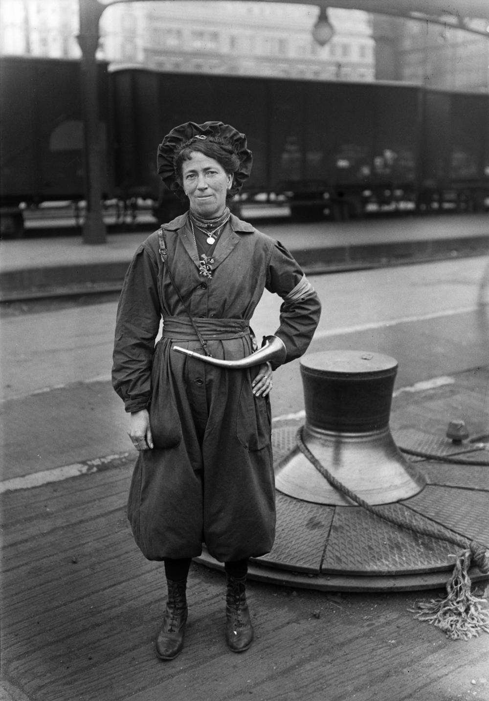 A conductor for the Paris Trolley Company, 1917