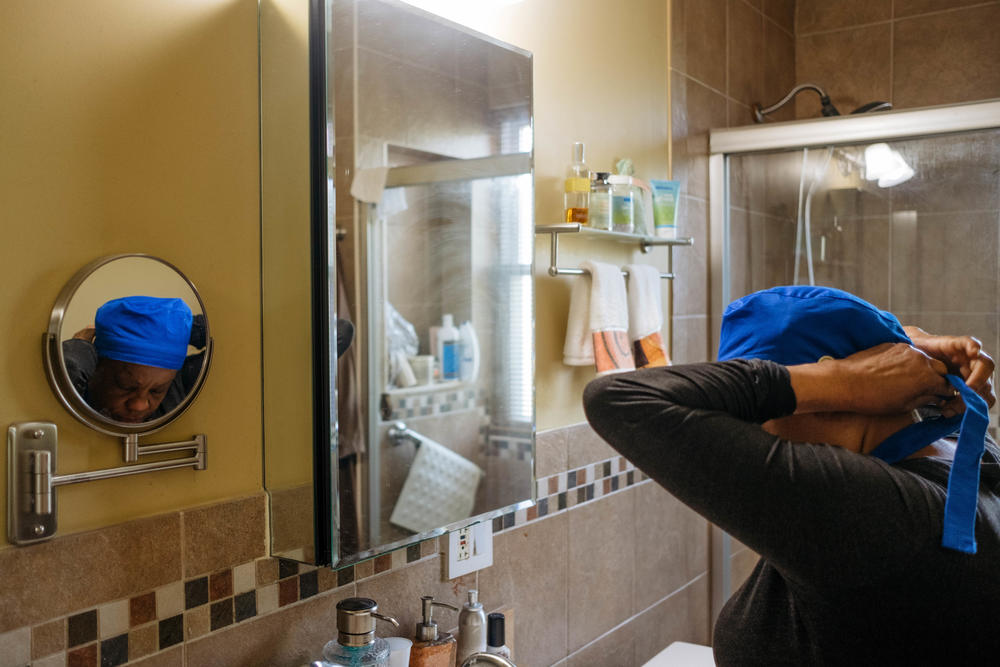 Raymonde Elian purchased a blue cap during the first peak of the pandemic in New York, in the spring of 2020. It was a new addition to her usual clothing; a protective measure to try to prevent her hair from being contaminated.