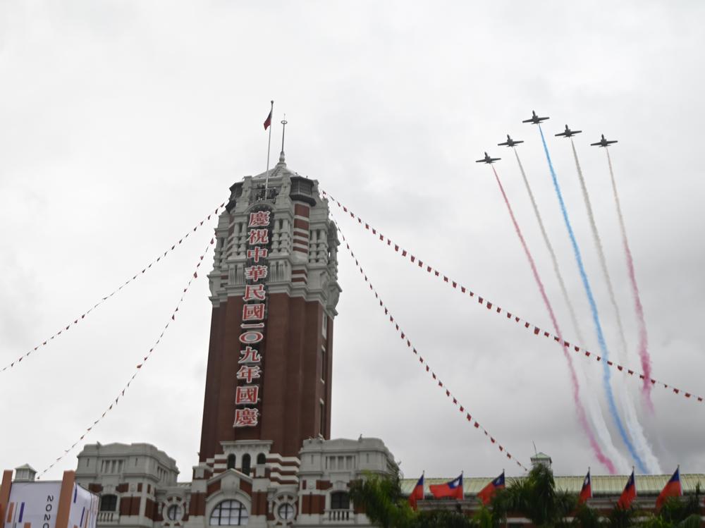 Five U.S.-made F-16 jets fly over the Presidential Office during Taiwan's National Day in Taipei on Oct. 10.