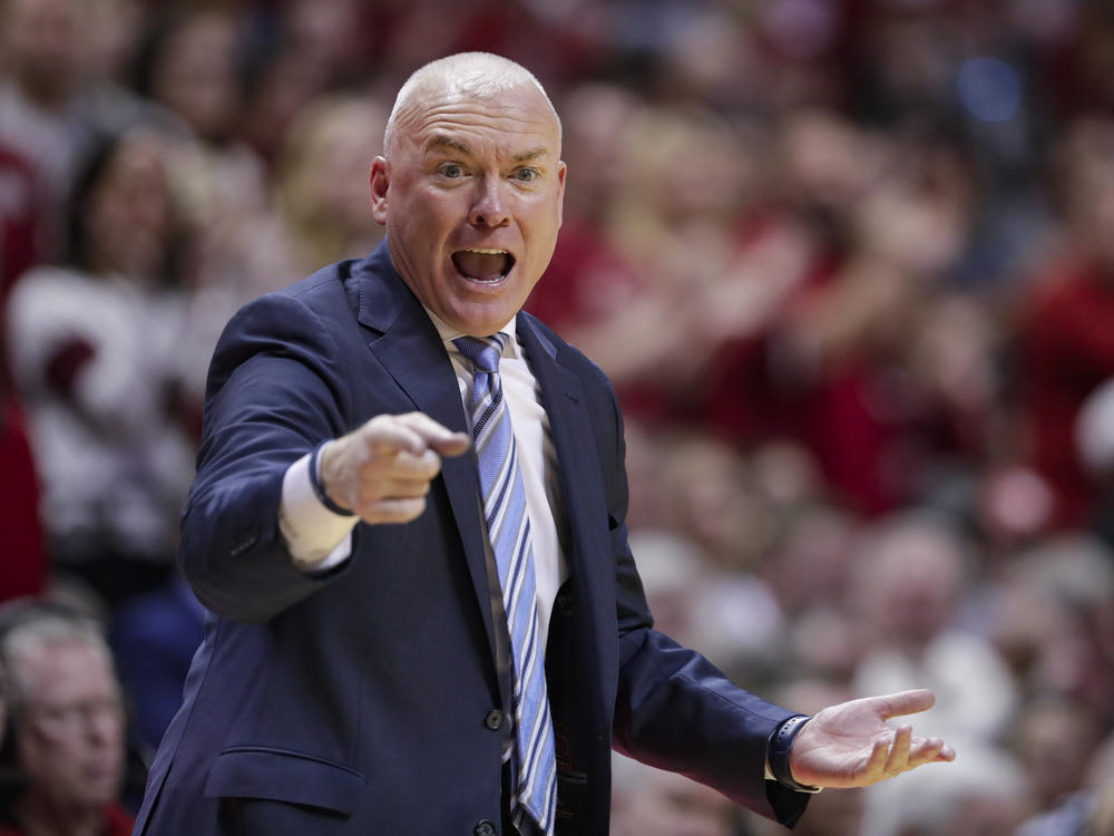 Penn State University head basketball coach Pat Chambers has resigned from his post.