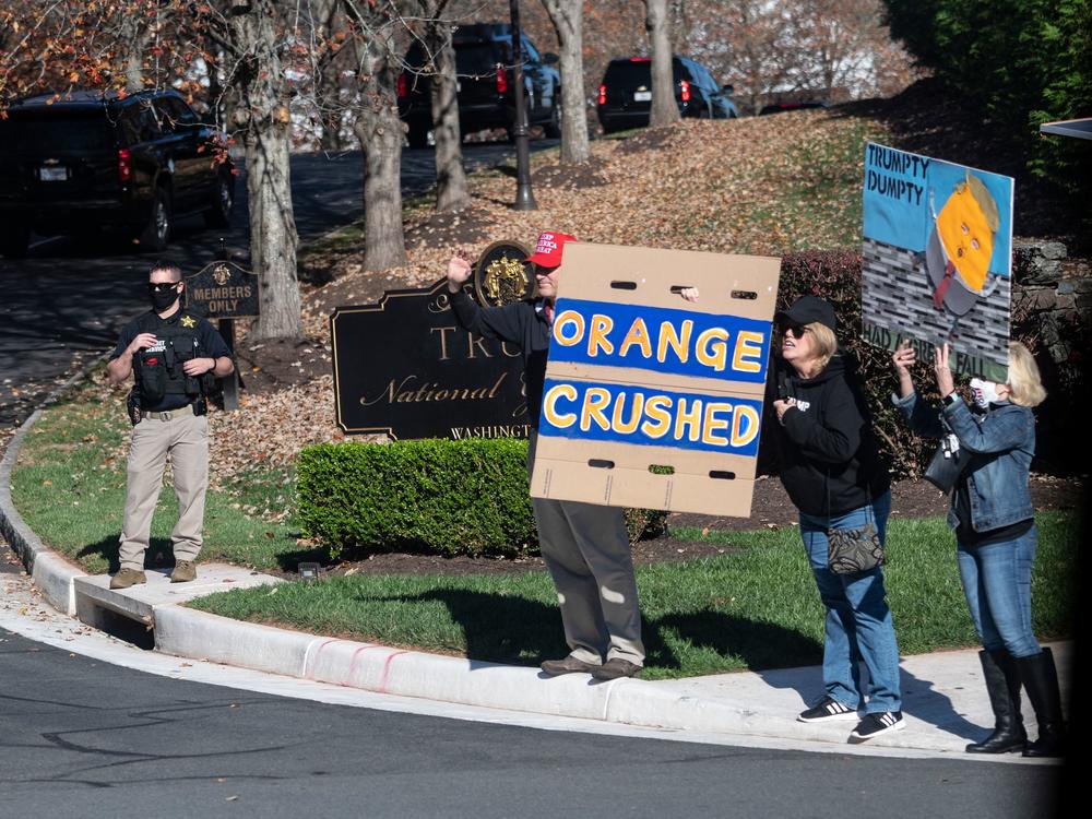 Supporters and protesters of President Trump gathered outside the Trump National Golf Club as his motorcade passed in Sterling, Va., on Sunday.