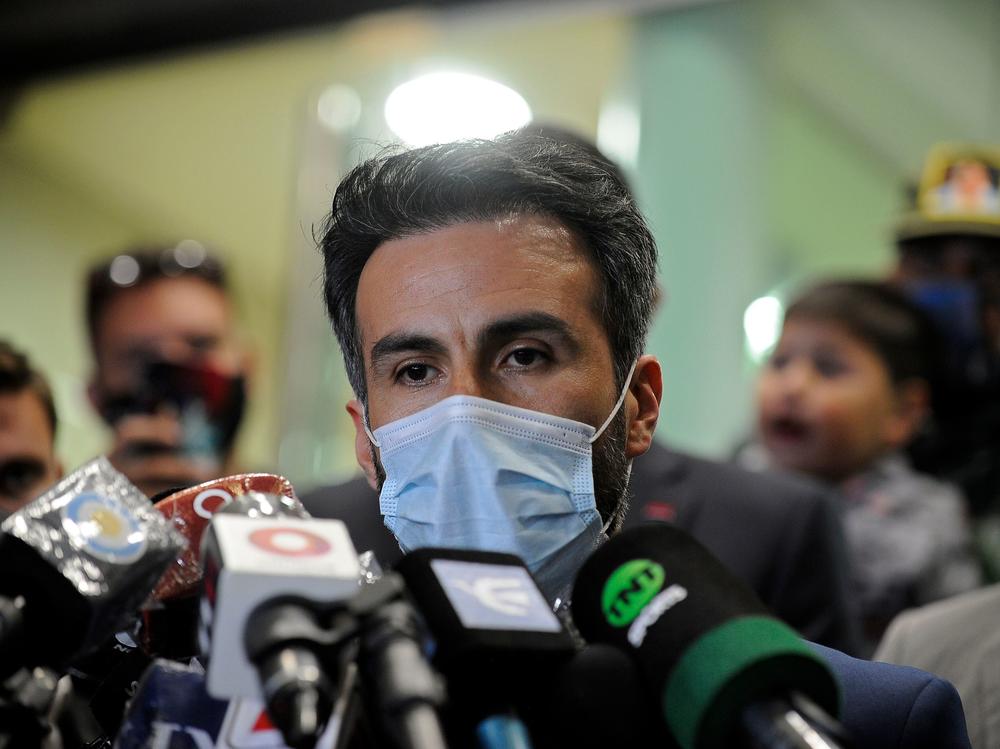 Leopoldo Luque, the neurosurgeon of former  soccer star Diego Maradona, is being investigated by Argentine prosecutors after questions over Maradona's death were raised.