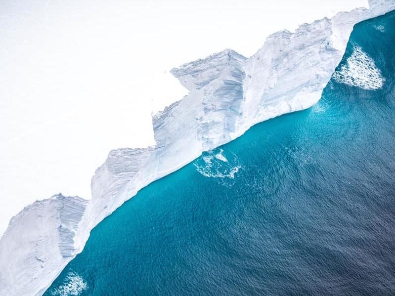 The British Royal Air Force released photos of iceberg A68a on Friday. The massive floe is currently heading in the direction of the island of South Georgia.