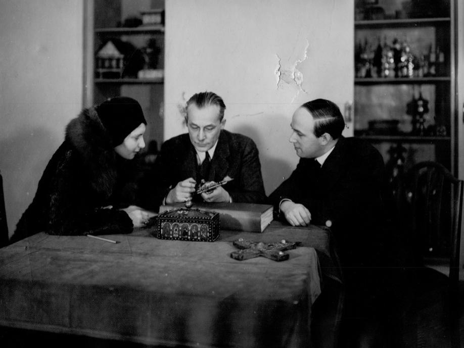 Saemy Rosenberg and his wife, Lisellotte, are seen with an unnamed man. Saemy Rosenberg was forced to sell his priceless art collection to the Nazis. Now, his grandson wants the Supreme Court to intervene.