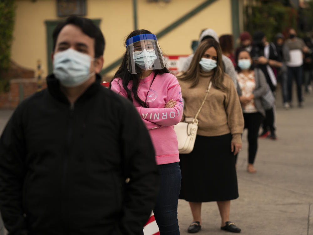 People wait in line for coronavirus tests in Los Angeles this week. The United States one-day death toll from the virus topped 3,000 for the first time on Wednesday.