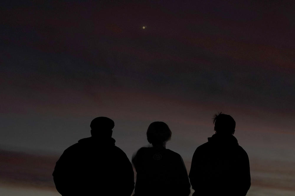 People watch the alignment in Edgerton, Kan.