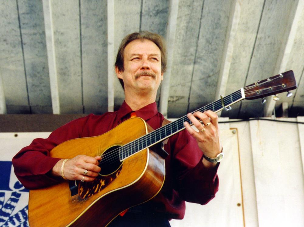 Tony Rice performing in 2000.