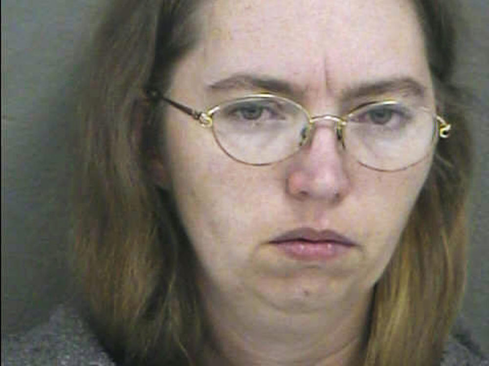 Lisa Montgomery appears in a 2004 booking photo.