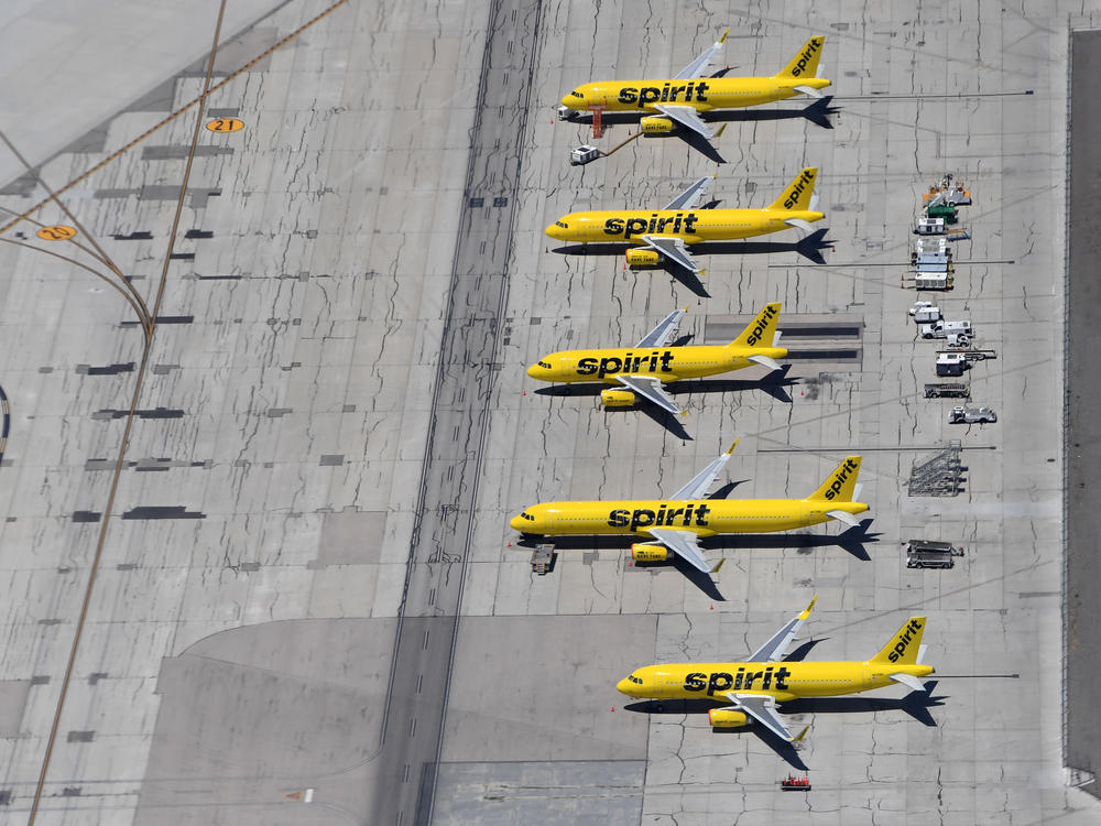 Aircraft largely stayed on the ground in spring 2020, leading to a drop in greenhouse gas emissions.