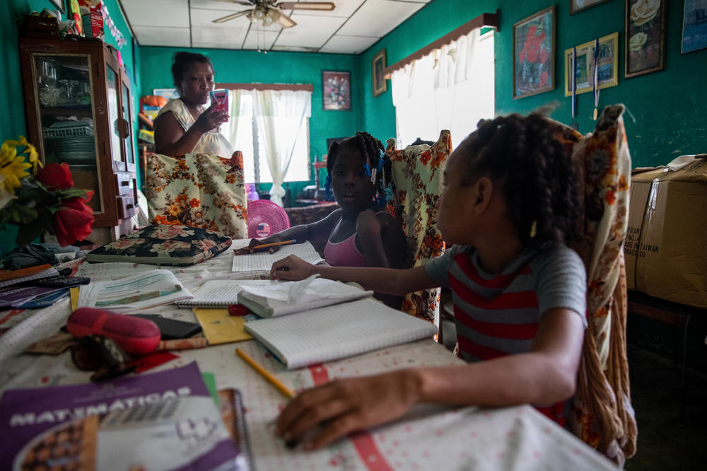 After Ella sent her two daughters back to her village, their aunt Josefina took them in and stewarded their distance learning alongside her own daughters. Both Ella and Josefina have made sure to speak Garifuna to their children to keep their mother tongue alive.