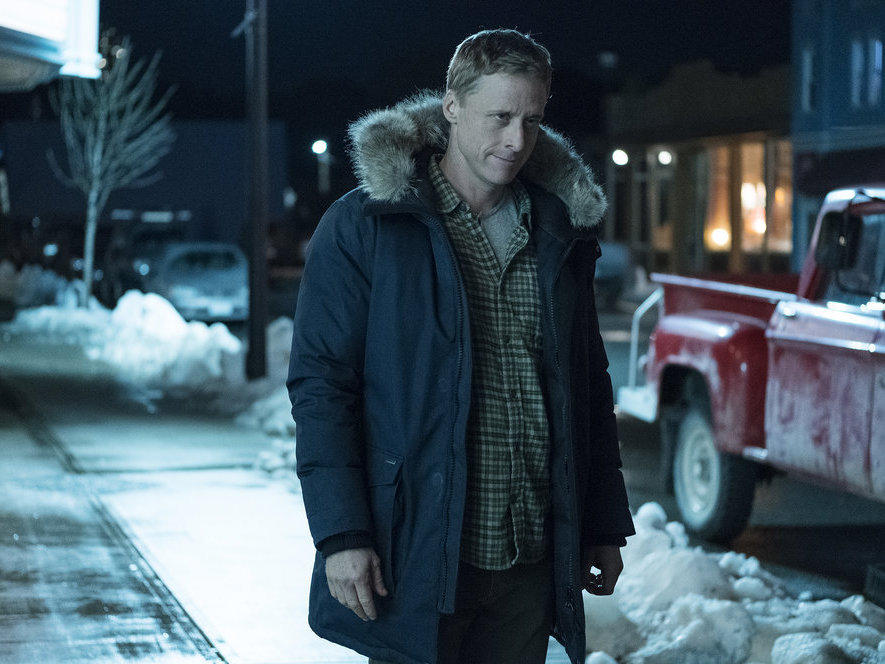 Alan Tudyk plays an alien who's not comfortable in his (human) skin in SYFY's <em>Resident Alien</em>.