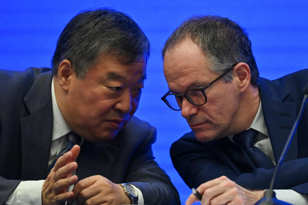 WHO food safety and animal disease expert Peter Ben Embarek (right) talks with Chinese scientific delegation head Liang Wannian during a news conference following investigations in Wuhan on Tuesday.
