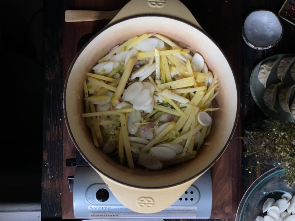<em>Tteokmanduguk</em>