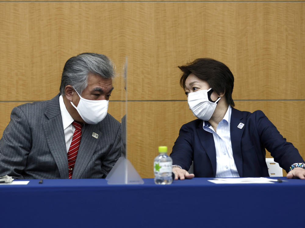 President of the Tokyo 2020 Olympics Organizing Committee Seiko Hashimoto (right) talks to Tokyo 2020 Vice Director General Yukihiko Nunomura before a press briefing on the operation and media coverage of Tokyo 2020 Olympic Torch Relay in Tokyo on Thursday.
