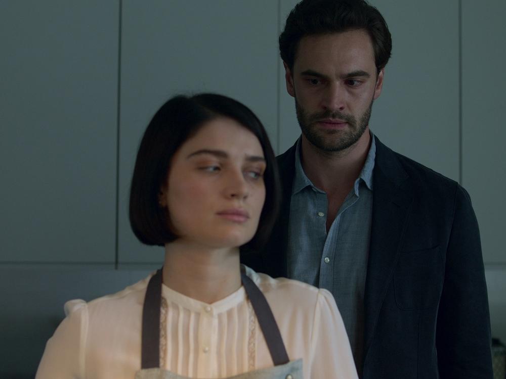 Tom Bateman and Eve Hewson play a couple whose marriage is not what it seems in <em>Behind Her Eyes.</em>