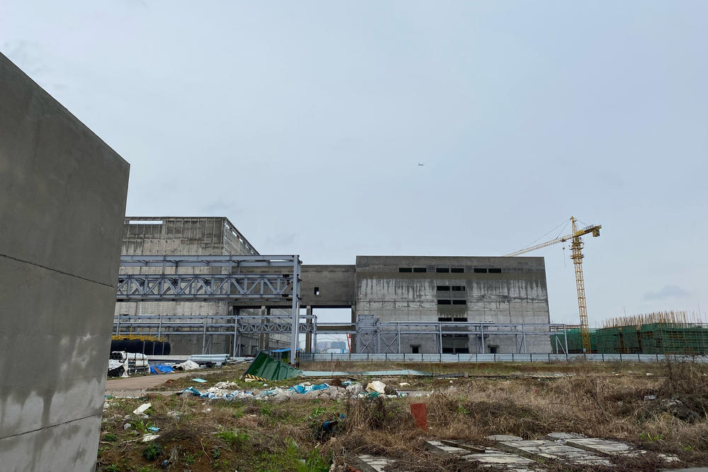 Hongxin's temporary offices. The main entrance to the complex has been freshly sealed with concrete.