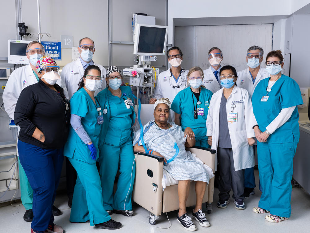 Sonia Sein with her surgeons and ICU team at The Mount Sinai Hospital.