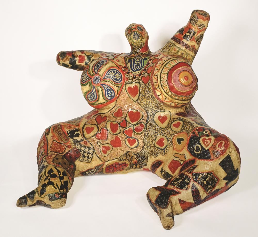 Niki de Saint Phalle, <em>Nana assise, </em>1965, wool, paper collage, and wire mesh