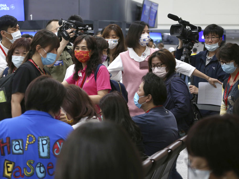 A group of tourists prepares to take COVID-19 tests at Taoyuan International Airport on Thursday, the first day of the new Palau-Taiwan Travel Corridor.