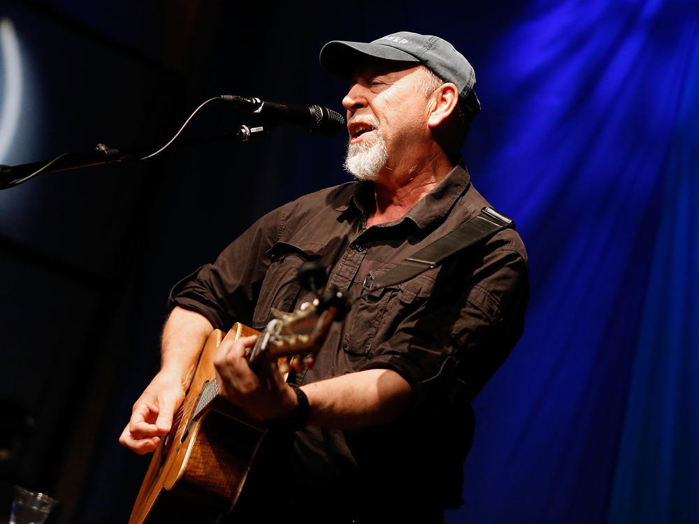 In <em>Beeswing: Losing My Way and Finding My Voice, 1967-1975</em>, Thompson looks back on difficult memories that turned into familiar songs.
