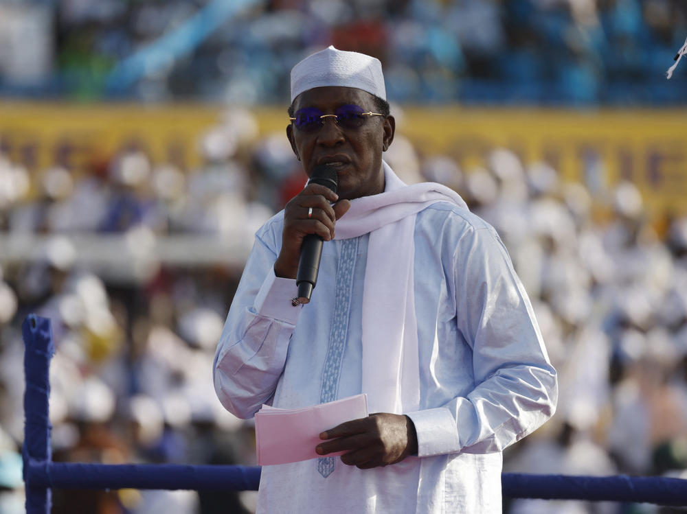 Chadian President Idriss Déby Itno addresses supporters at an election campaign rally in N'djamena earlier this month. The government announced Tuesday that Déby had died during clashes with rebels.