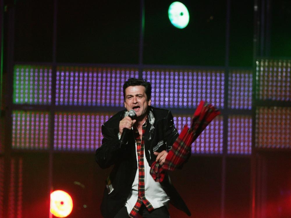 Les McKeown, performing on Aug. 24, 2007 in Sydney.