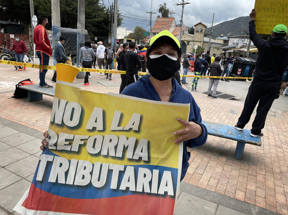 Rosalva Peña holds a sign saying 