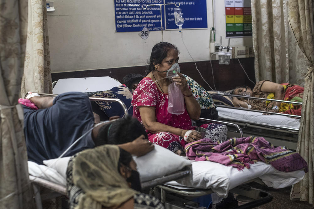 A woman who contracted the coronavirus is connected to an oxygen supply inside the emergency ward of a COVID-19 hospital on May 3 in New Delhi.