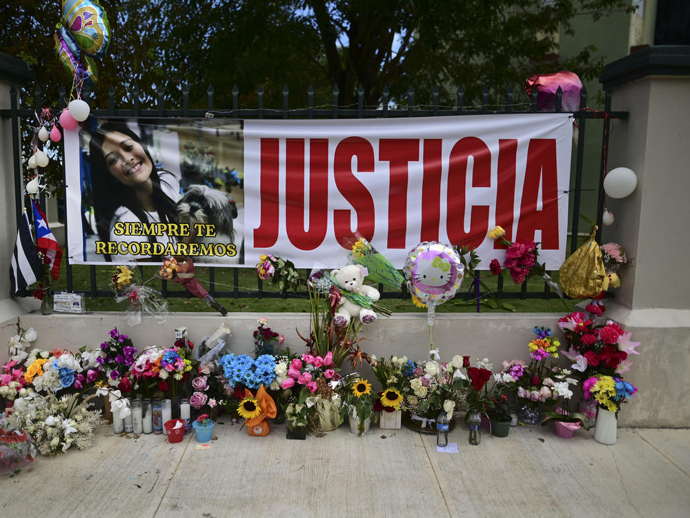 Flowers, balloons and a poster with the Spanish word for 