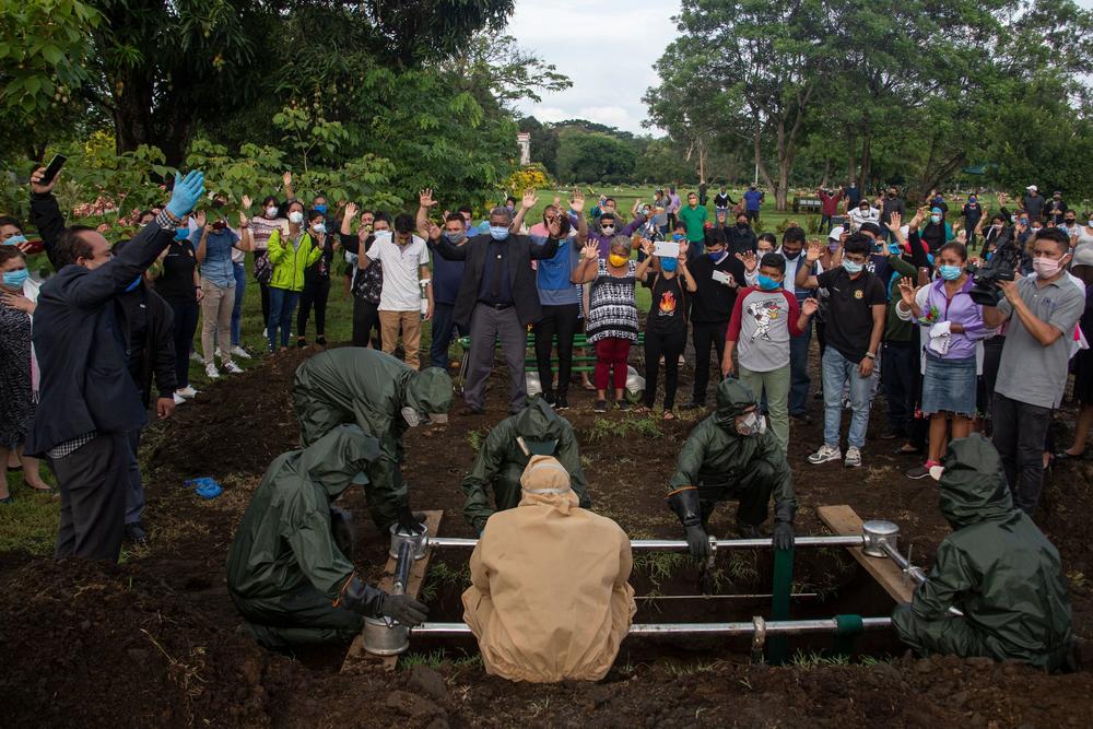 The burial of evangelical pastor José Ovidio Valladares of the Evangelical Restoration Community, who is believed to have died from COVID-19, during his funeral at the Jardines del Recuerdo Cemetery in Managua on June 5, 2020.